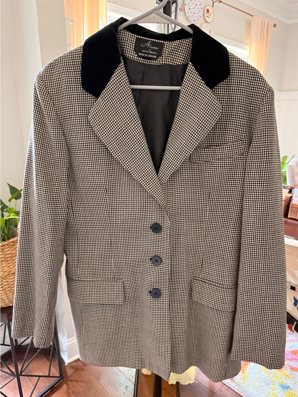 Houndstooth Donnybrooke Wool-Blend Blazer with Black Velvet Collar